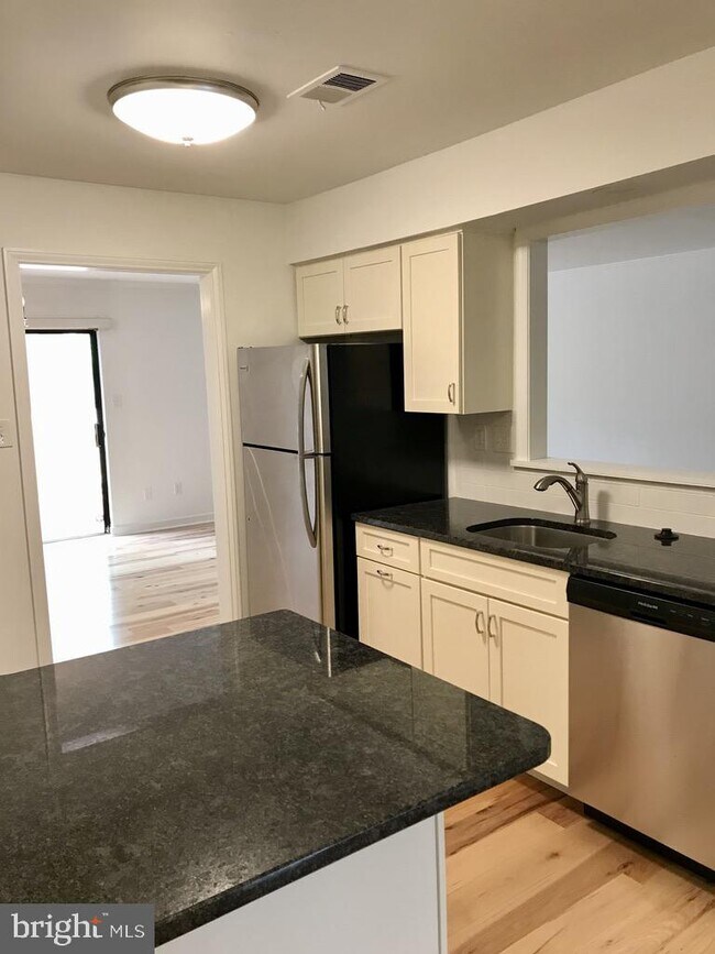 Building Photo - 69 Oak Knoll Dr