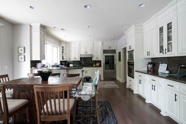 Foto del edificio - GORGEOUS FOREST HEIGHTS EXECUTIVE STYLE HO...