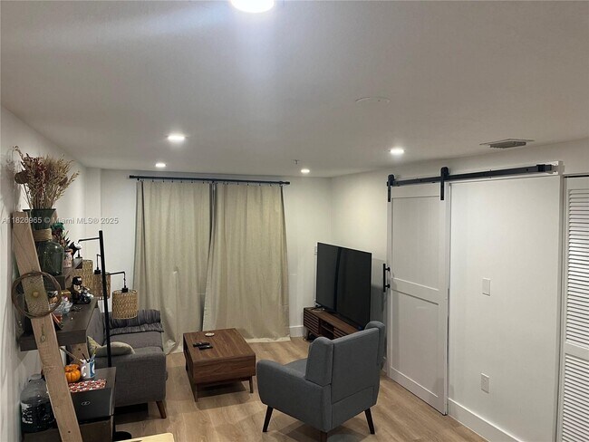 Foto del edificio - 218 SW 8th Ave