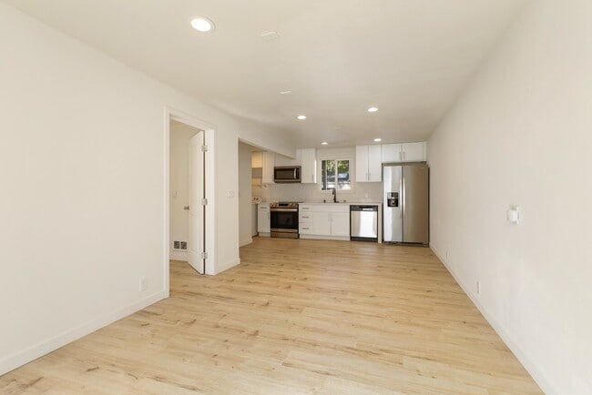 Foto del edificio - Newly Renovated 1 Bedroom in Quiet Pinehur...