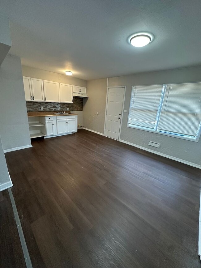 Building Photo - 4 bed 1 bath