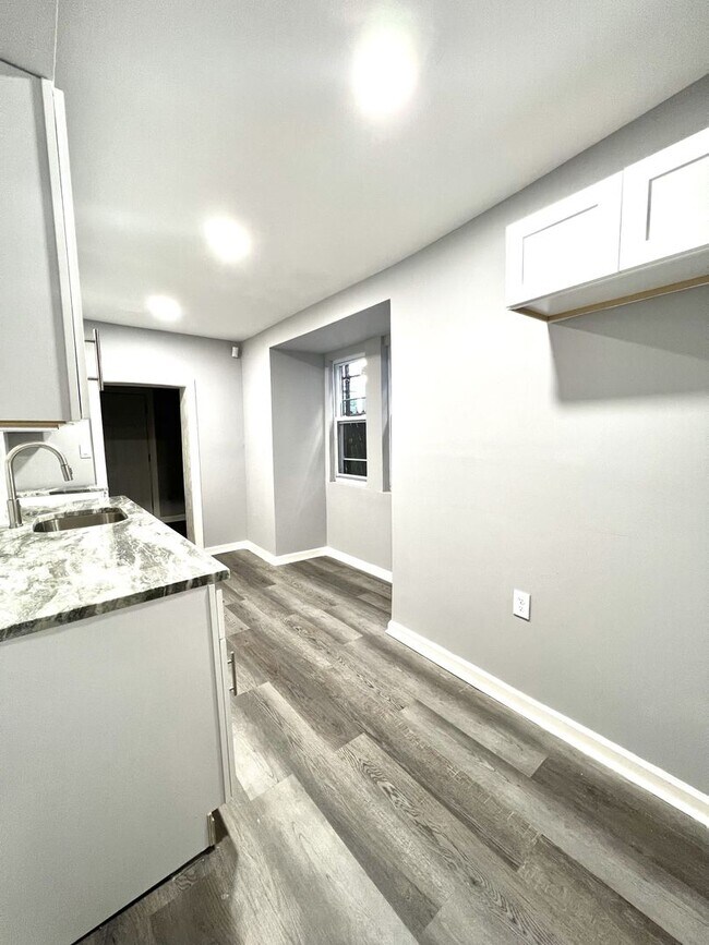 Building Photo - Recently rehabbed townhouse available in W...