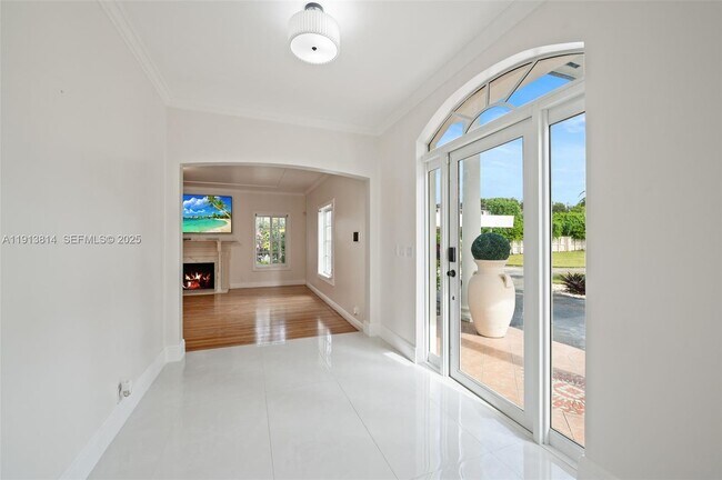 Foto del edificio - 13000 Old Cutler Rd