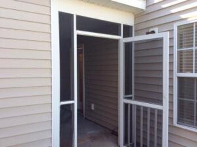 Foto del edificio - Spacious 3 Bedroom Townhome near Appian Way