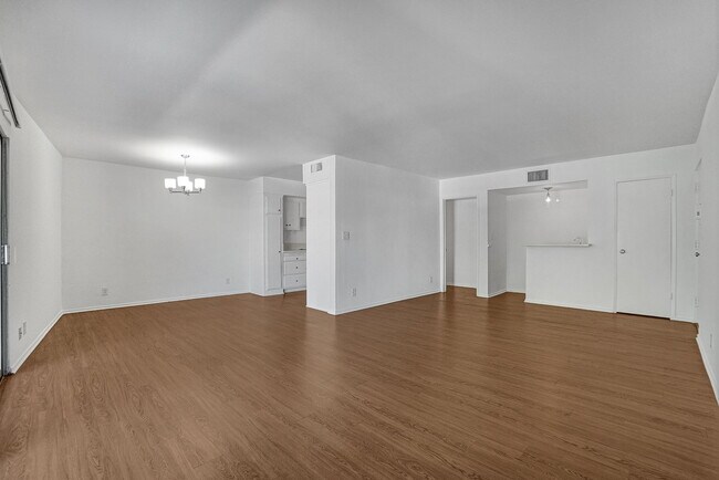 Building Photo - 14315 Moorpark St