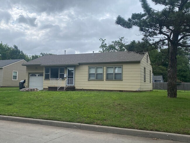 Building Photo - Charming Brookside Bungalow on large corne...