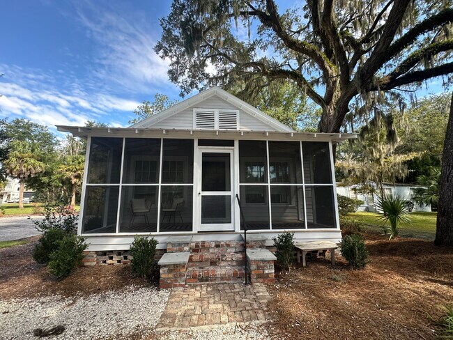 Foto del edificio - Low Country Cottage located in the Heart of Bluffton!