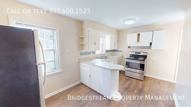 Building Photo - 3 bedroom, 1 bath home with basement and 1...