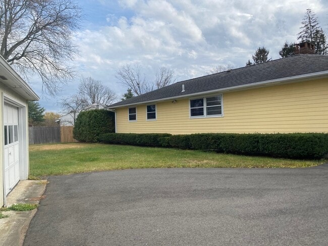 Building Photo - 6 Highland Cir