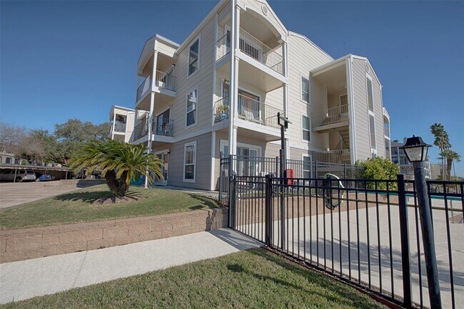 Building Photo - 101 Yacht Club Ln