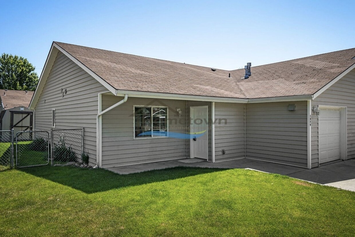 Primary Photo - Two-Bed, Two-Bath Duplex with Garage in Co...