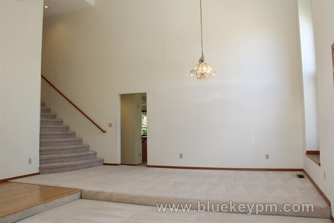 Foto del edificio - 4 Bed, 3 Bath Home w/ 1 Bed and 1 Full Bath on Main Near Bethany/Rock Creek