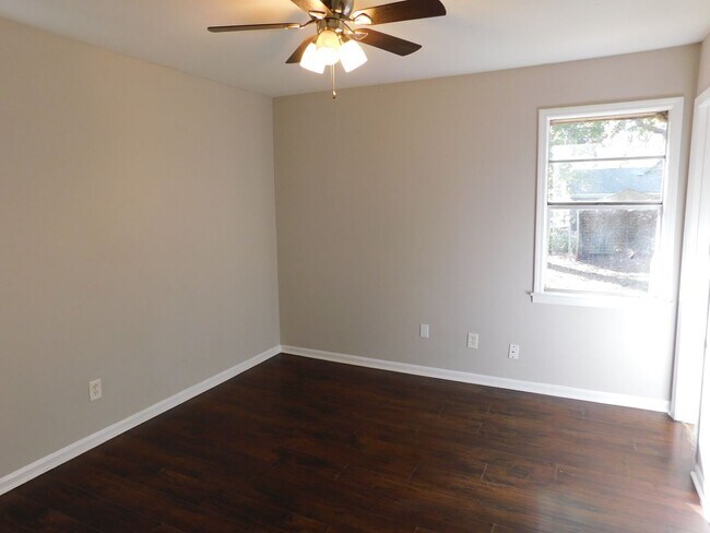 Foto del edificio - 3135 Briarwood Dr