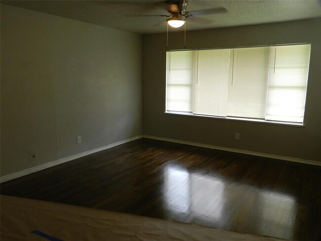 Foto del edificio - 6031 Ridgeway Dr