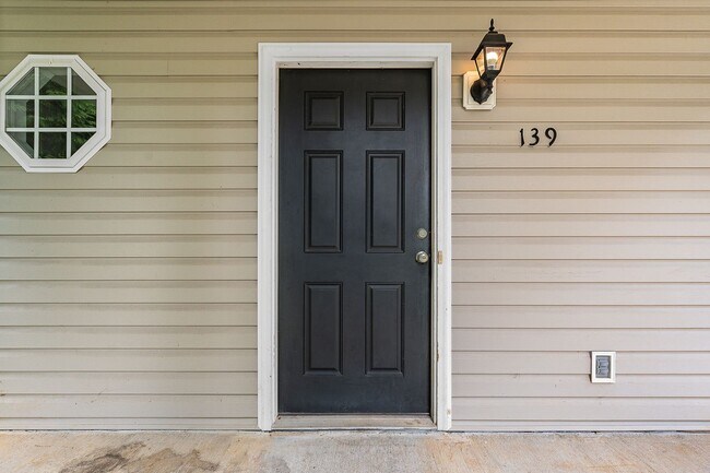 Foto del edificio - 4 Bedroom Home in Lynchburg