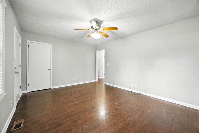Building Photo - 203 Creekside Dr