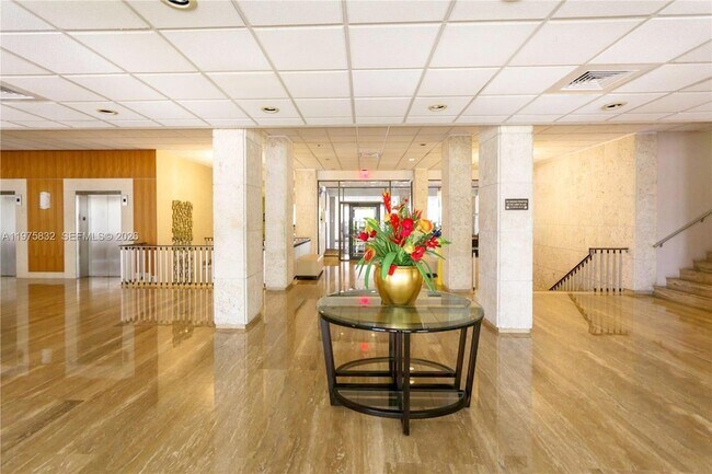 Foto del edificio - 1980 S Ocean Dr