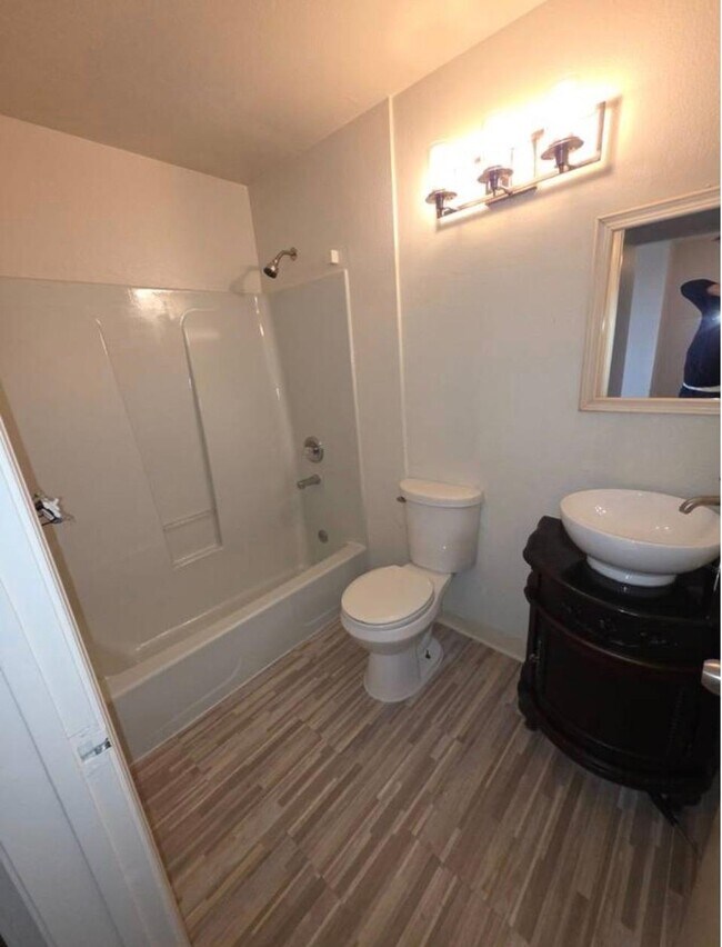 Baño - 2901 MacArthur Blvd