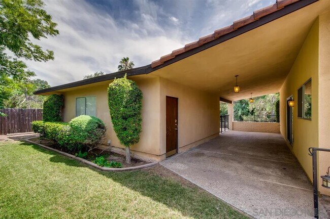 Building Photo - 1705 summit dr