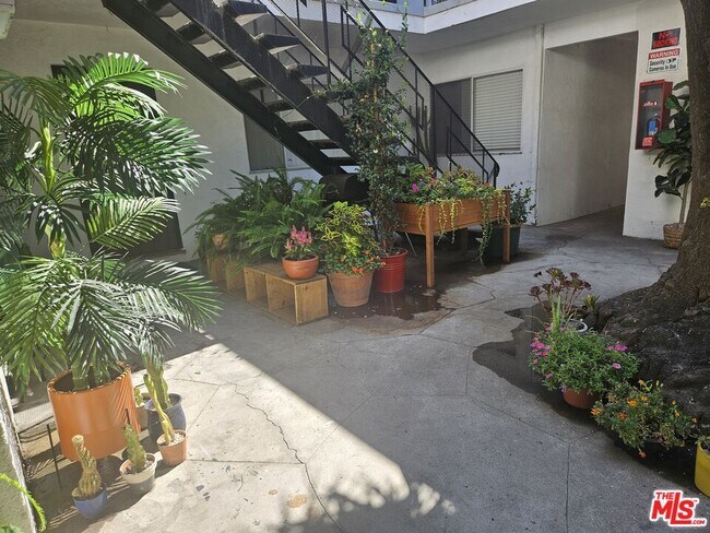 Foto del edificio - 5641 Halbrent Ave