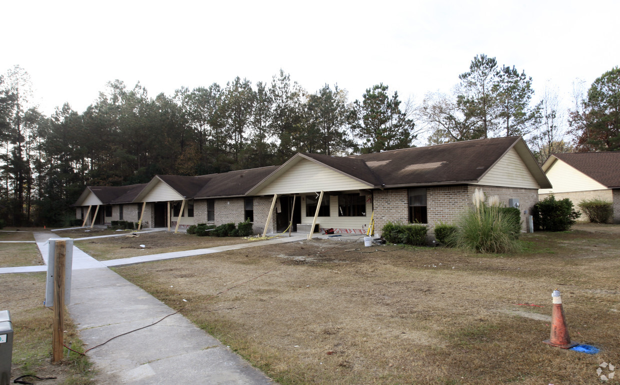 Building Photo - Plantation Apartments I & II