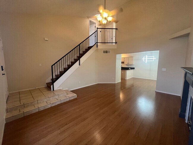 Foto del edificio - Charming Oversized 2 Bed, 2 Bath Townhouse...
