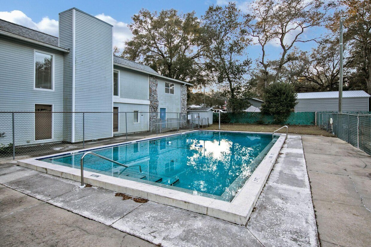 Foto principal - 201 E College Blvd