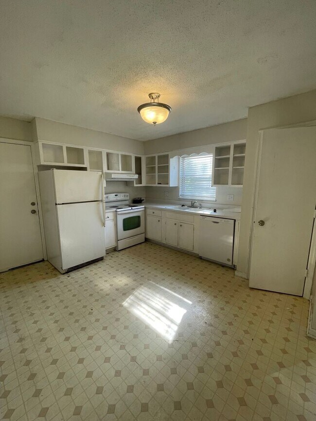 Building Photo - 1804 Stanford Dr