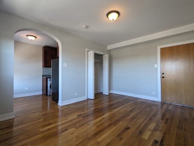 Building Photo - 560 W Arlington
