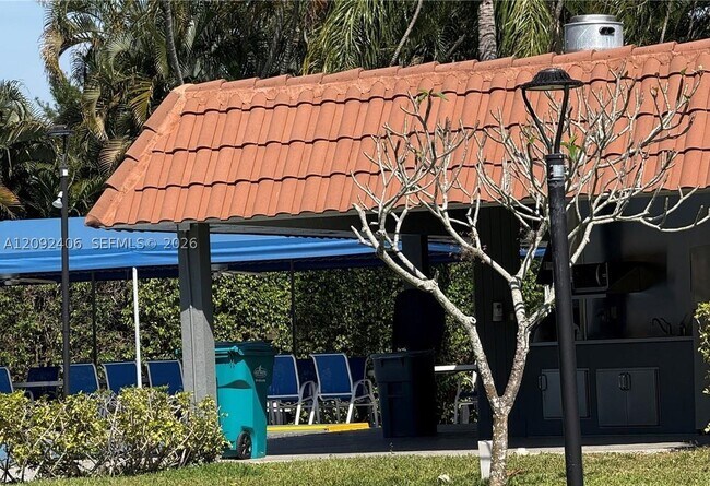 Foto del edificio - 400 S Hollybrook Dr