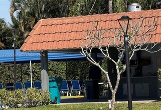 Building Photo - 400 S Hollybrook Dr