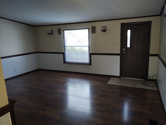 17x14 living room - 306 Oak St