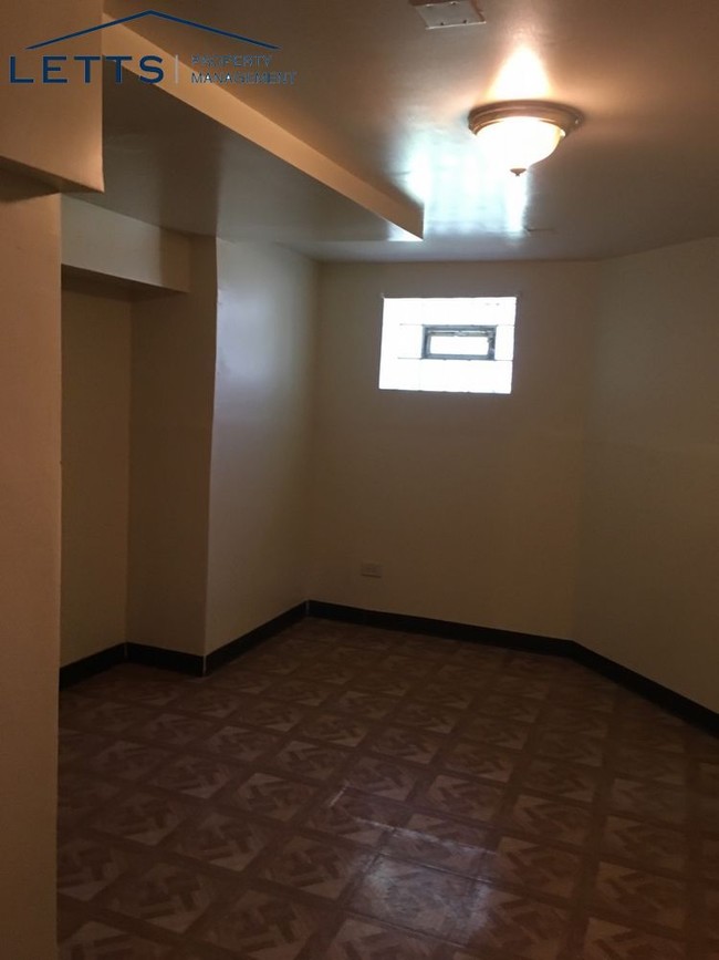 Building Photo - Beautiful 2 Bedroom /1 Bath Garden Apartment