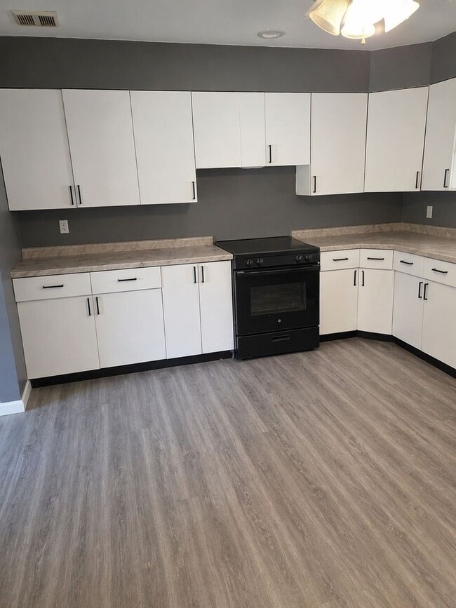 Building Photo - Cozy 2-Bedroom Home with Car Garage in Dixon!