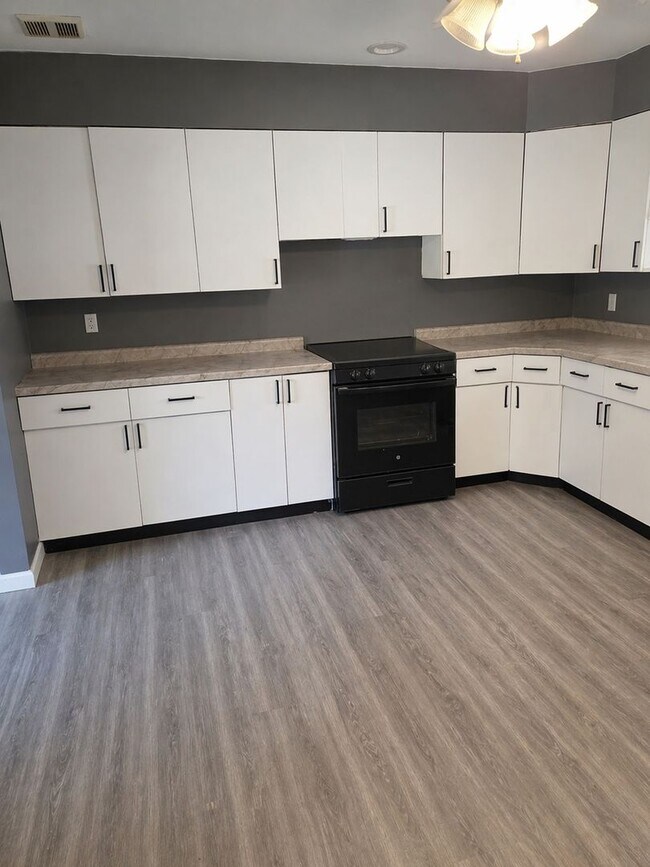 Foto del edificio - Cozy 2-Bedroom Home with Car Garage in Dixon!