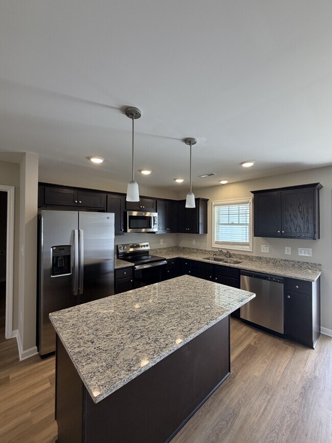 Foto del edificio - 1752 Friendly Rd