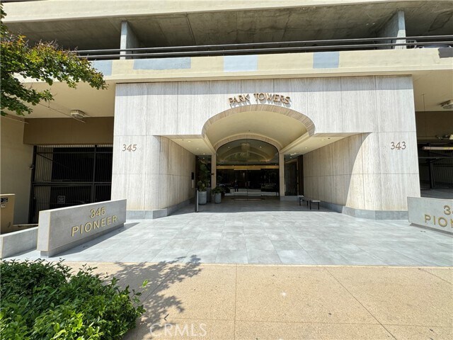 Foto del edificio - 345 Pioneer Dr