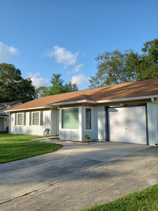 Building Photo - Large fence yard! CLOSE to base!!!