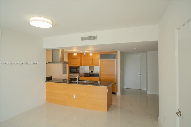 Building Photo - 495 Brickell Ave