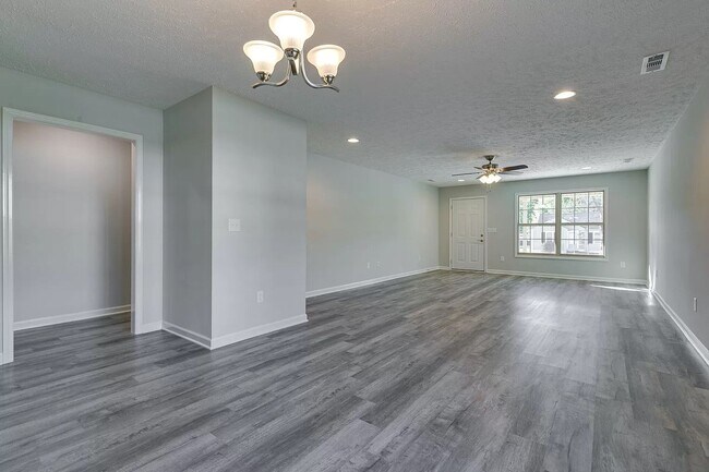 Foto del edificio - Spacious ranch style 2-bedroom, 2 bath duplex located in Manchester!