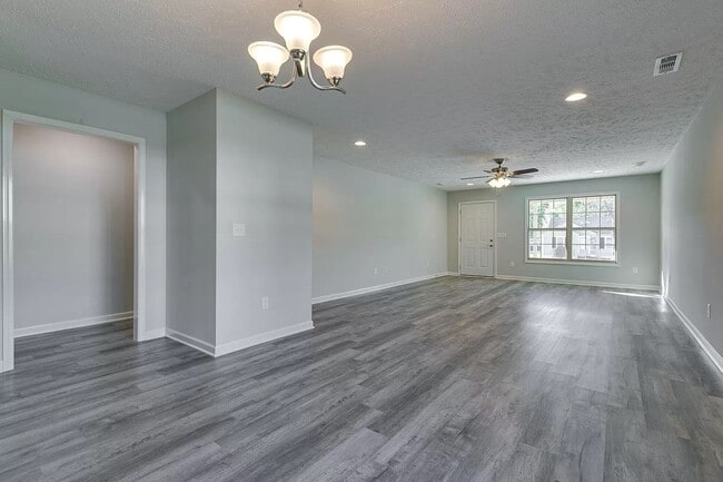 Building Photo - Spacious ranch style 2-bedroom, 2 bath duplexes located in Manchester!
