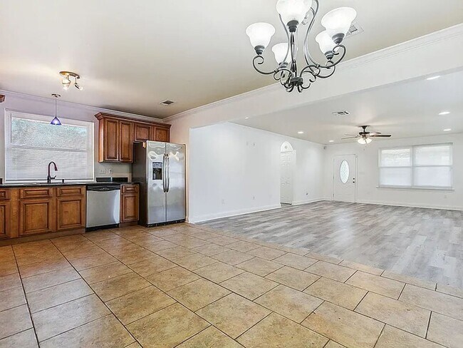Building Photo - This spacious property offers a comfortabl...