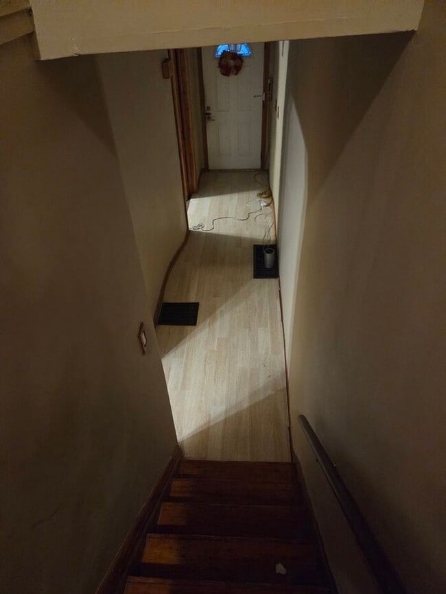 5BR/1.5BA Row Home with Backyard and Laund... - 5BR/1.5BA Row Home with Backyard and Laund...