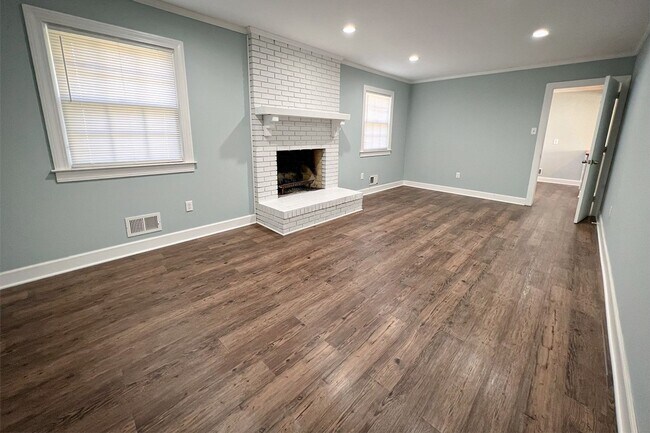 Building Photo - Beautifully  Remodeled 4BD/2BA home.  NO S...