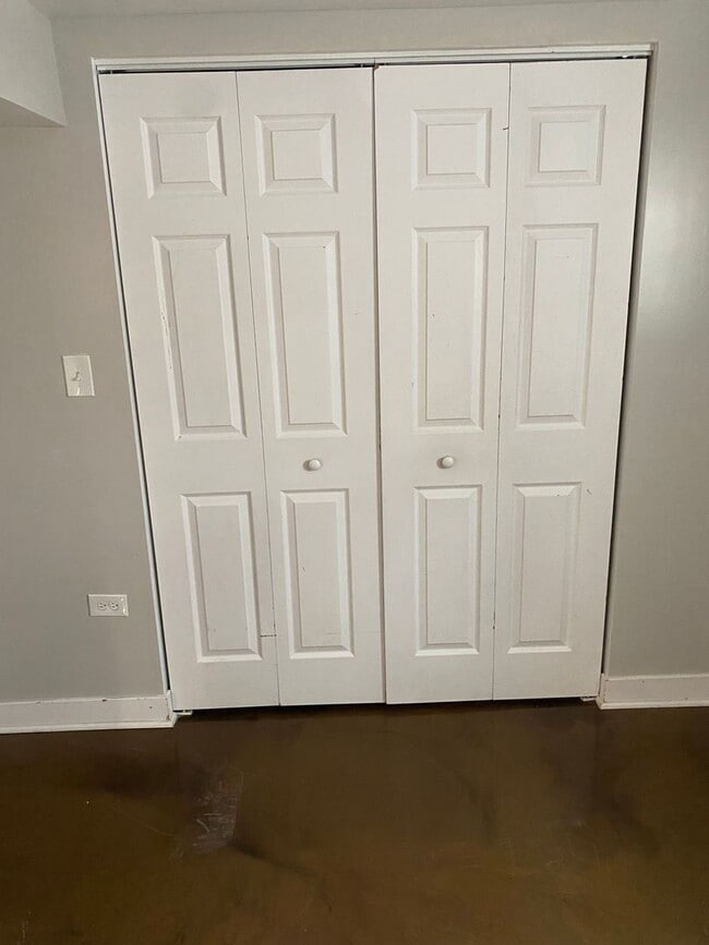 Building Photo - Spacious south side 3-bedroom beauty