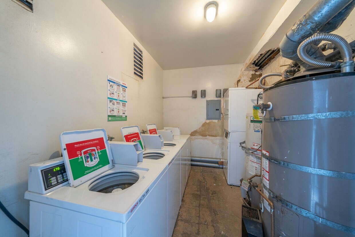 Foto del edificio - 14905 Lemoli Ave.