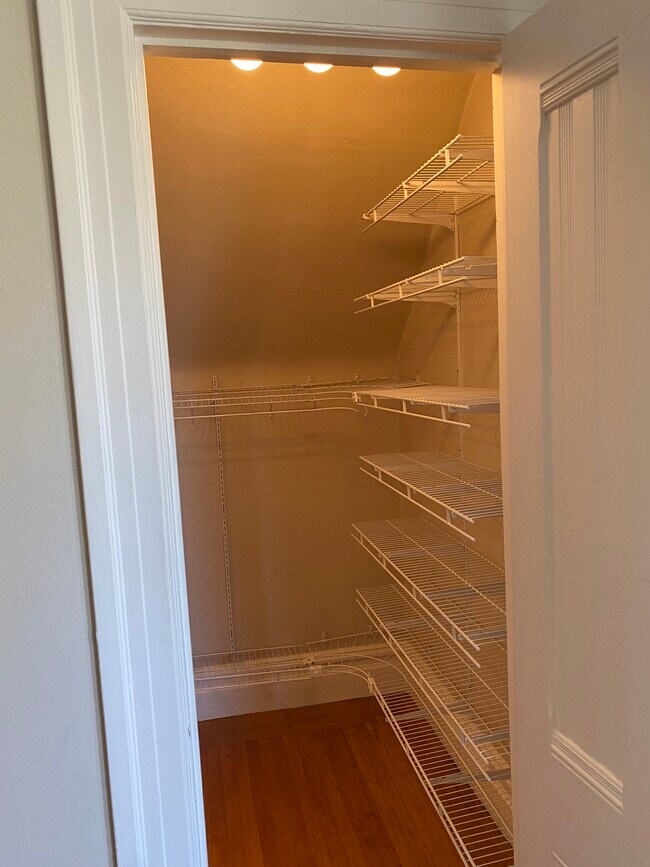 Closet - 225 Roosevelt Way