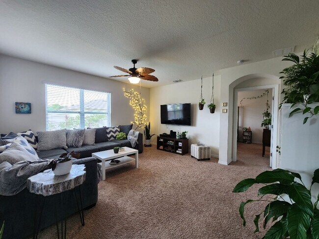 Foto del edificio - Beautifully 4-Bedroom, 2-Bath house in Lak...
