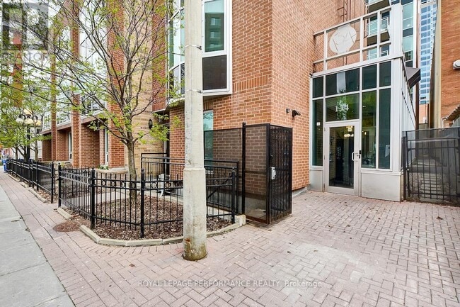 Building Photo - 134 York St