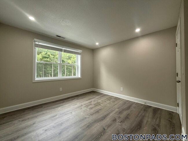 Building Photo - 27 Kenmar Dr
